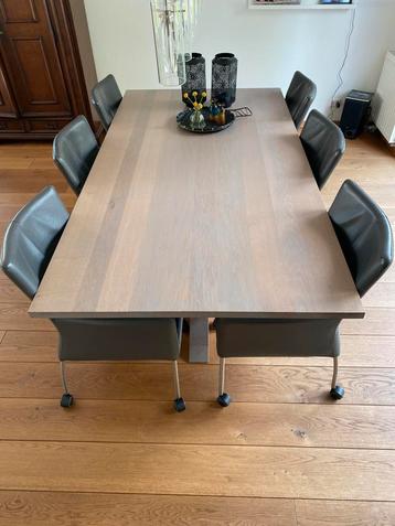 Eetkamertafel met stoelen beschikbaar voor biedingen