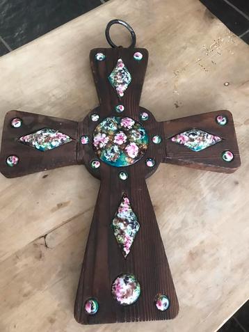 houten kruis met geëmailleerde details 38 x 32 cm  beschikbaar voor biedingen