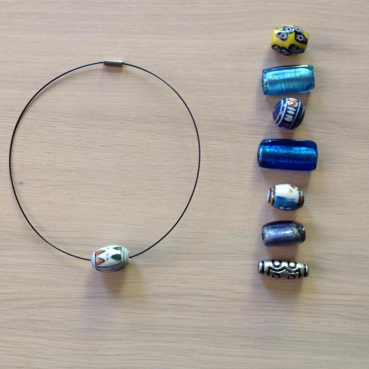 Halsketting ong. 42,5 cm - magneetsluiting - met 8 kralen, Sieraden, Tassen en Uiterlijk, Kettingen, Nieuw, Blauw, Ophalen of Verzenden