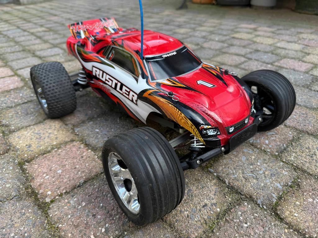Traxxas Rustler 2WD, Hobby en Vrije tijd, Modelbouw | Radiografisch | Auto's, Gebruikt, Auto offroad, Schaal 1:10, RTR (Ready to Run)