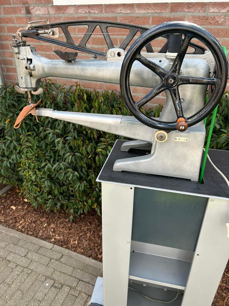 Adler 30 1 vrije arm naaimachine schoenmakerij stikmachine, Ophalen, Gebruikt