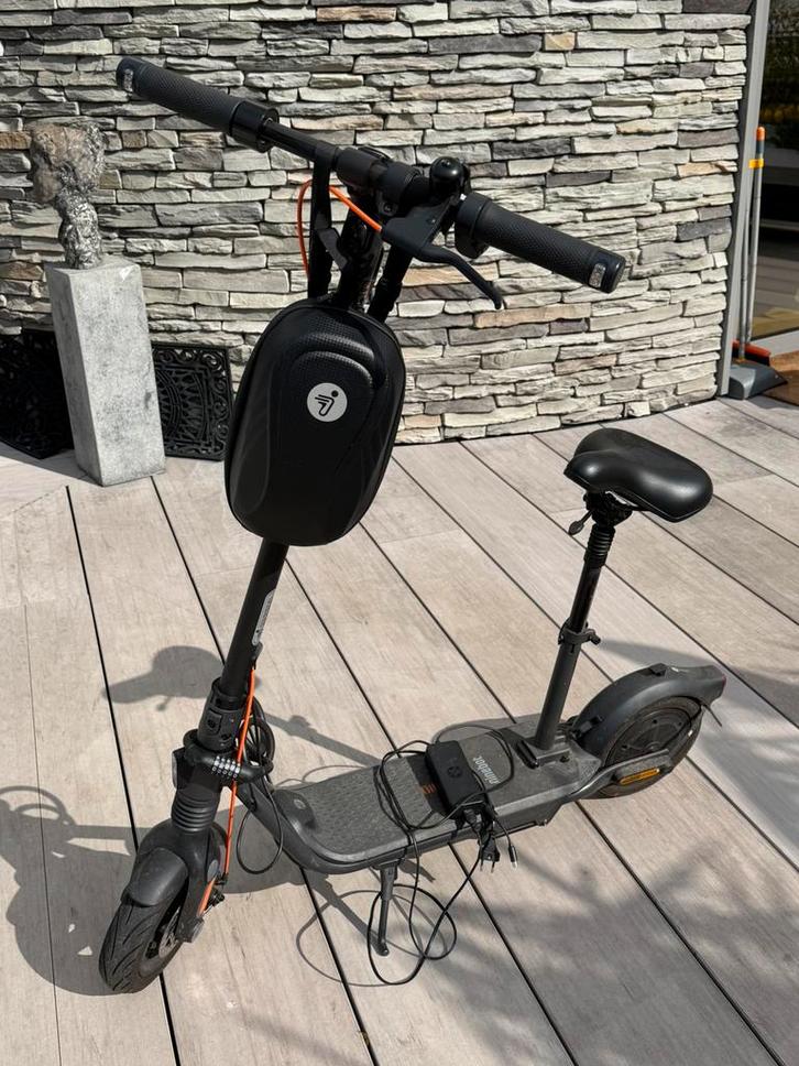 Mooie elektrische ninebot step met oplader en zadel, Fietsen en Brommers, Steps, Zo goed als nieuw, Elektrische step (E-scooter)
