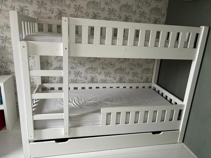 Stevig wit grenen stapelbed met slaaplade, Kinderen en Baby's, Kinderkamer | Stapelbedden en Hoogslapers, Zo goed als nieuw, Stapelbed