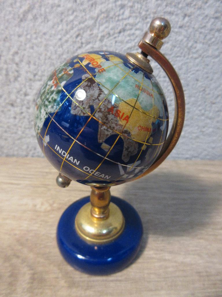 Kleine kobalt blauwe wereldbol globe lapis lazuli stijl, Ophalen of Verzenden, Gebruikt
