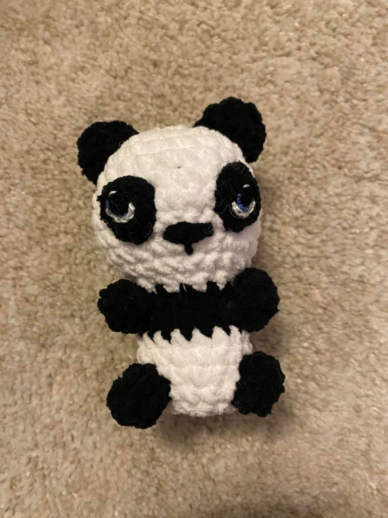 Schattige gehaakte panda van chenille garen, Ophalen of Verzenden, Nieuw, Beer