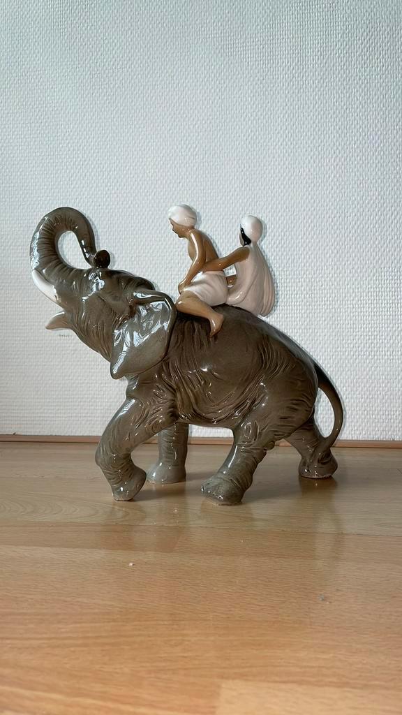 Porseleinen olifant, Antiek en Kunst, Antiek | Porselein, Ophalen of Verzenden
