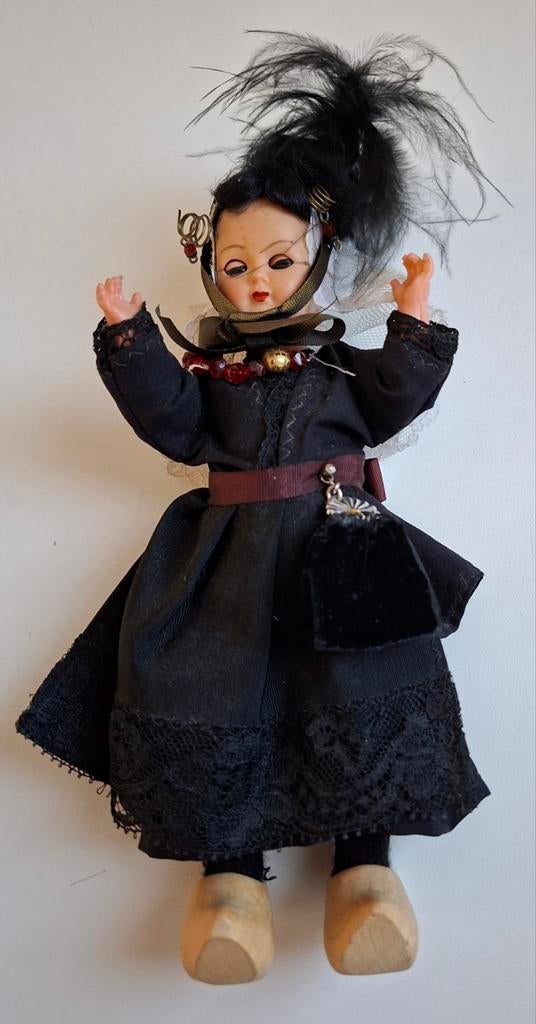 Vintage popje in Europese of Nederlandse klederdracht 19 cm, Ophalen of Verzenden, Zo goed als nieuw, Pop