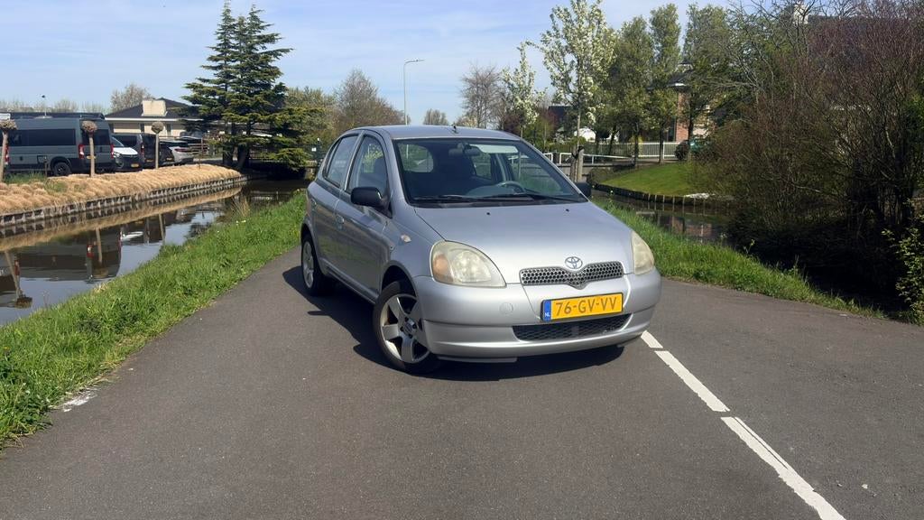 Toyota Yaris 1.3 16V 5DR Linea Luna 2001 Grijs, Auto's, Voorwielaandrijving, 1299 cc, 31 €/maand, 4 cilinders