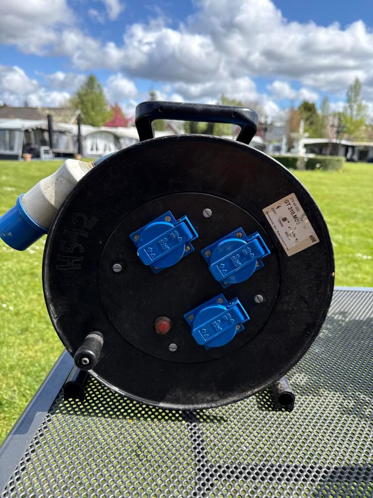 Kabelhaspel met 25 meter kabel en 3 stopcontacten, Doe-het-zelf en Verbouw, Elektra en Kabels, Ophalen, Gebruikt, Kabel of Snoer