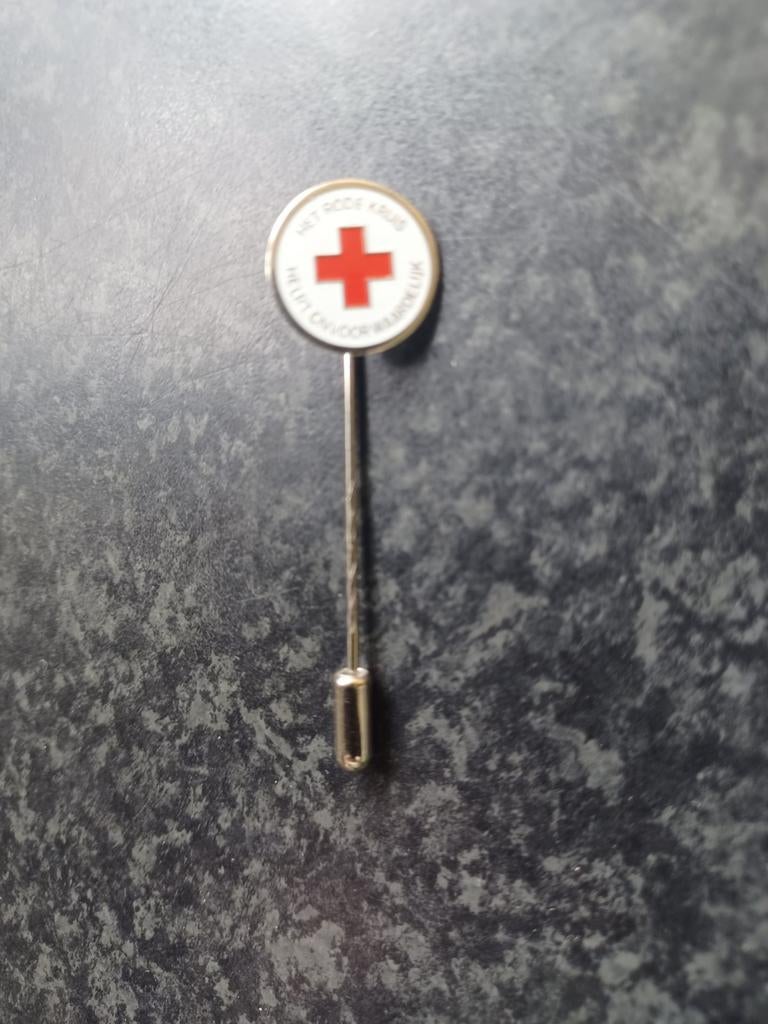 Speldje Het rode kruis helpt onvoorwaardelijk, Ophalen, Zo goed als nieuw, Overige onderwerpen, Speldje of Pin