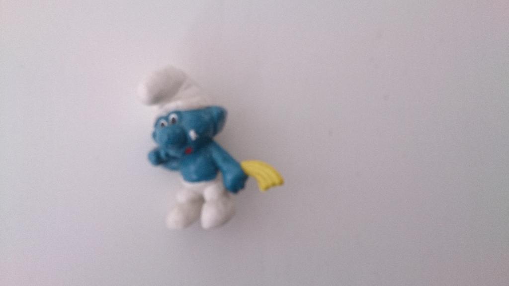 Smurfen smurf treurig gele zakdoek 2.0018, Verzamelen, Smurfen, Ophalen of Verzenden, Gebruikt, Verschillende Smurfen