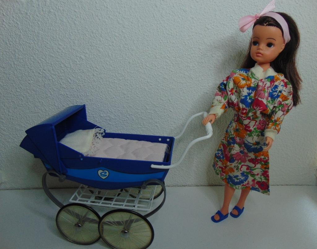 Vintage Sindy Barbie met kinderwagen, Verzamelen, Ophalen of Verzenden, Gebruikt, Pop
