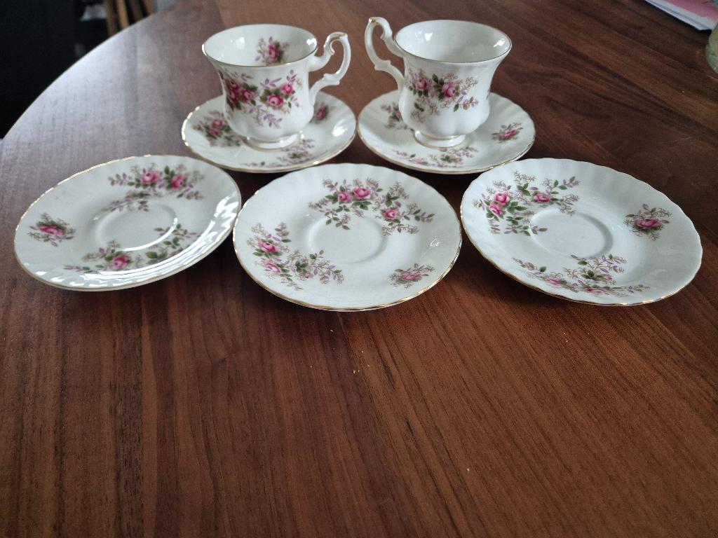 2 x kopje en 5 schoteltjes van het merk Royal Albert., Ophalen of Verzenden, Gebruikt, Porselein, Kop en/of schotel