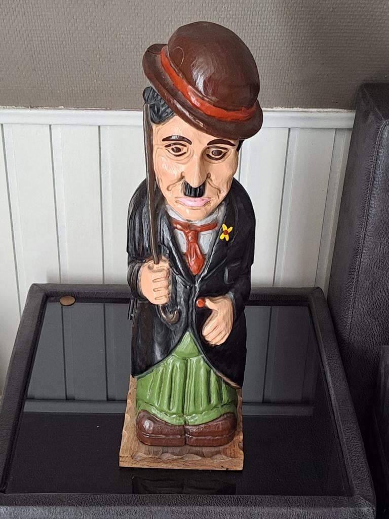 Houten beeld Charlie Chaplin met paraplu, Ophalen