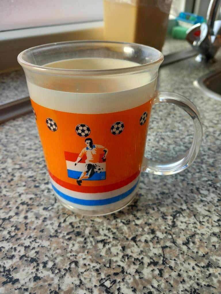 Drinkbeker met oranjevoetbalmotief materiaal kunststof, Verzamelen, Sportartikelen en Voetbal, Ophalen of Verzenden, Zo goed als nieuw