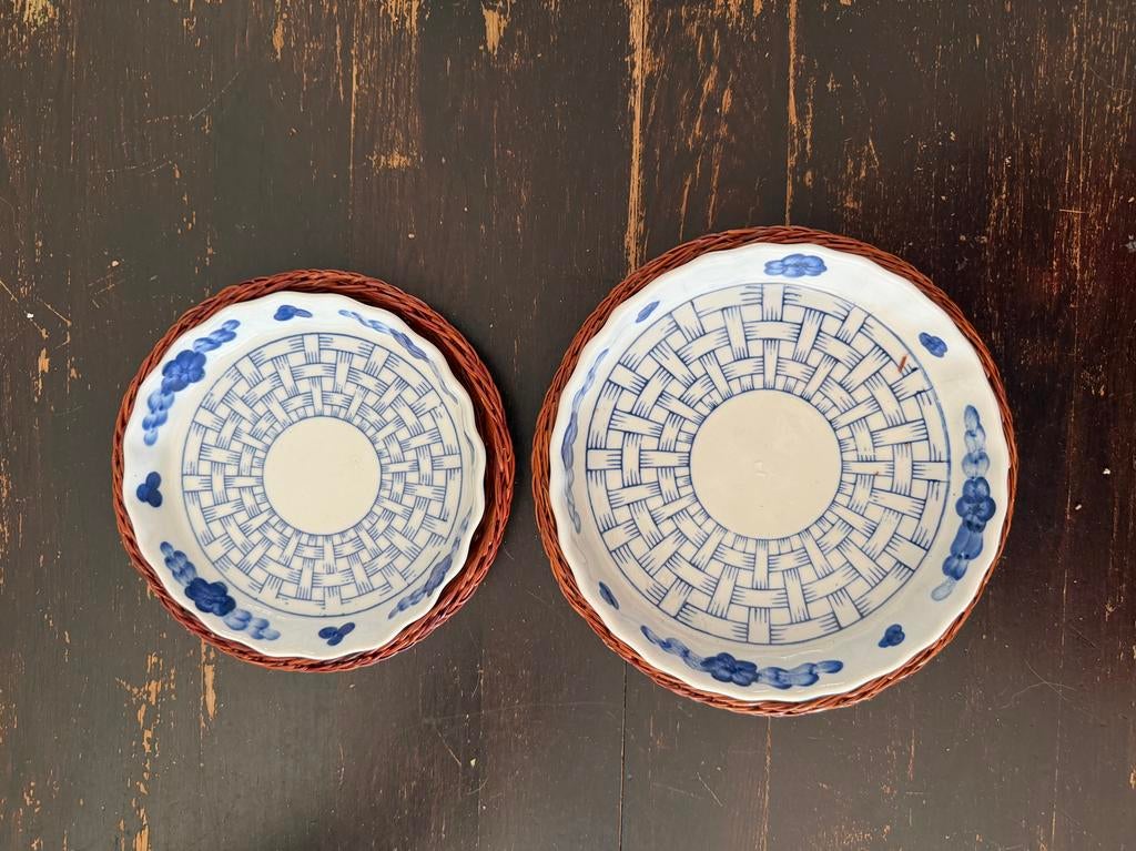 Print met Delfts blauw op schoteltjes in rieten mandje, Antiek en Kunst, Antiek | Keramiek en Aardewerk, Ophalen of Verzenden