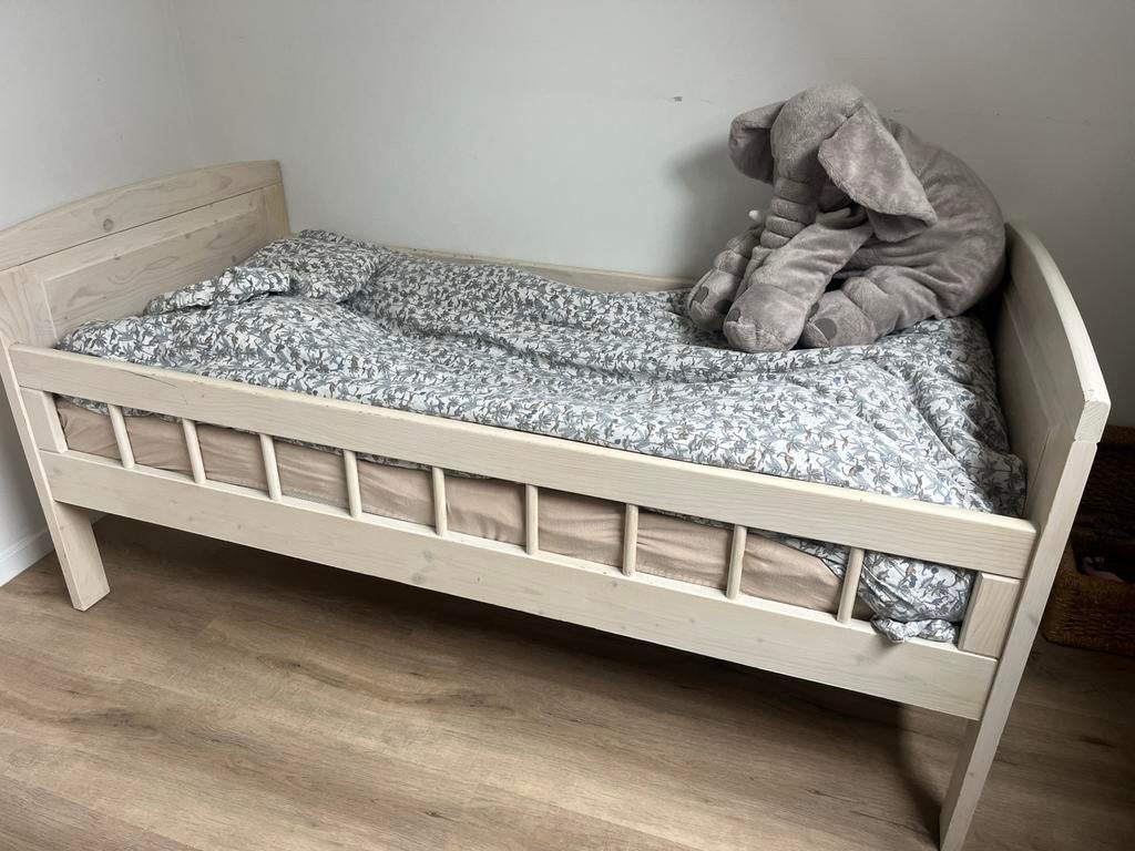 Stevig houten kinderbed met lattenbodem en matras, Ophalen, Gebruikt, 70 tot 85 cm, Lattenbodem