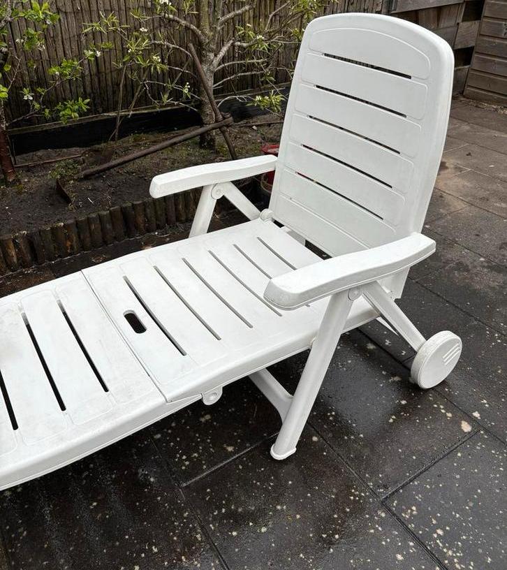 Witte ligstoel - 190x60cm - Klein scheurtje, prima staat, Tuin en Terras, Ligbedden, Ophalen, Gebruikt, Kunststof, Verstelbaar