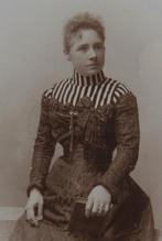 Antieke cabinetfoto - dame met mooie jurk (1901), Gebruikt, Foto, Ophalen of Verzenden, Voor 1940