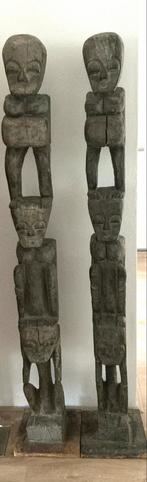 Twee traditionele Indonesische houten voorouderfiguren, Ophalen