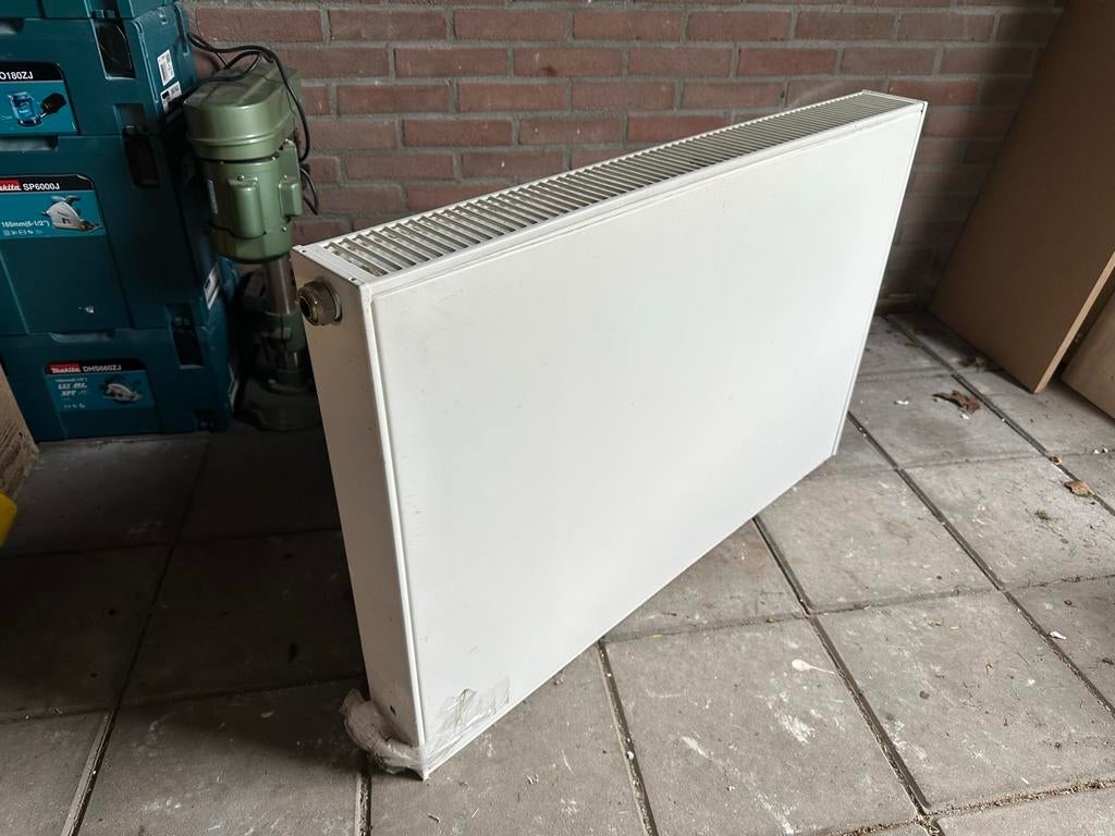 Radiator 90x60cm wit met vlakke voorzijde en rooster, Ophalen, 30 tot 80 cm, Gebruikt, Radiator