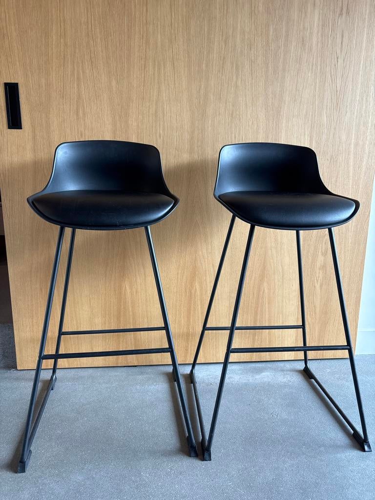 Twee zwarte barkrukken met zitvlak 75 cm hoog, Ophalen, Met voetsteun, 60 tot 90 cm, Zo goed als nieuw