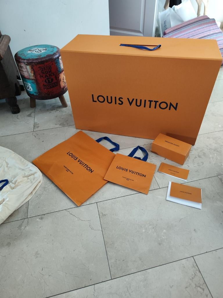 Luxe Louis Vuitton lege dozen met in pak zaken er bij, Doos, 40 tot 60 cm, Opvouwbaar, 50 tot 75 cm