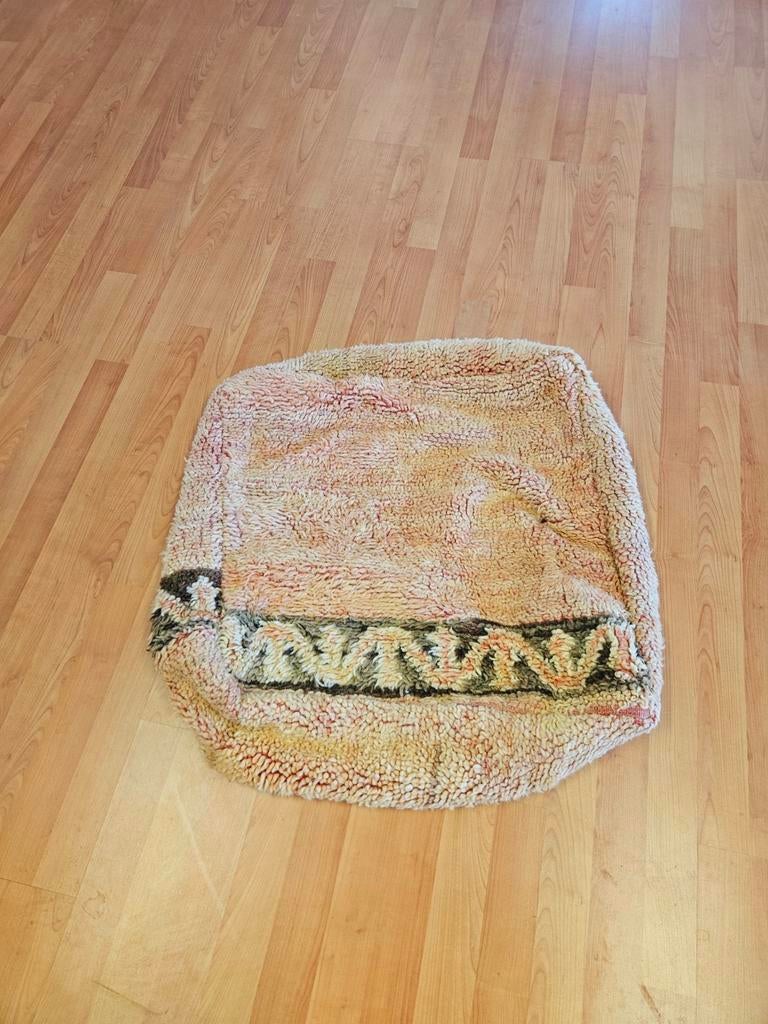 Marokkaanse Berber poef. Mooie dikke wol! Weg = Weg, Huis en Inrichting, Banken | Voetenbanken en Poefen, Overige materialen, Ophalen of Verzenden