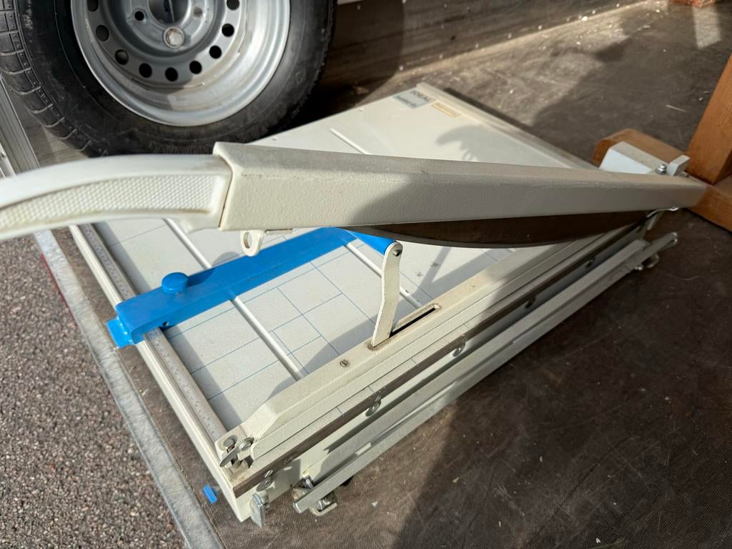 A3 papier snijtafel met extra messen, Ophalen, Zo goed als nieuw