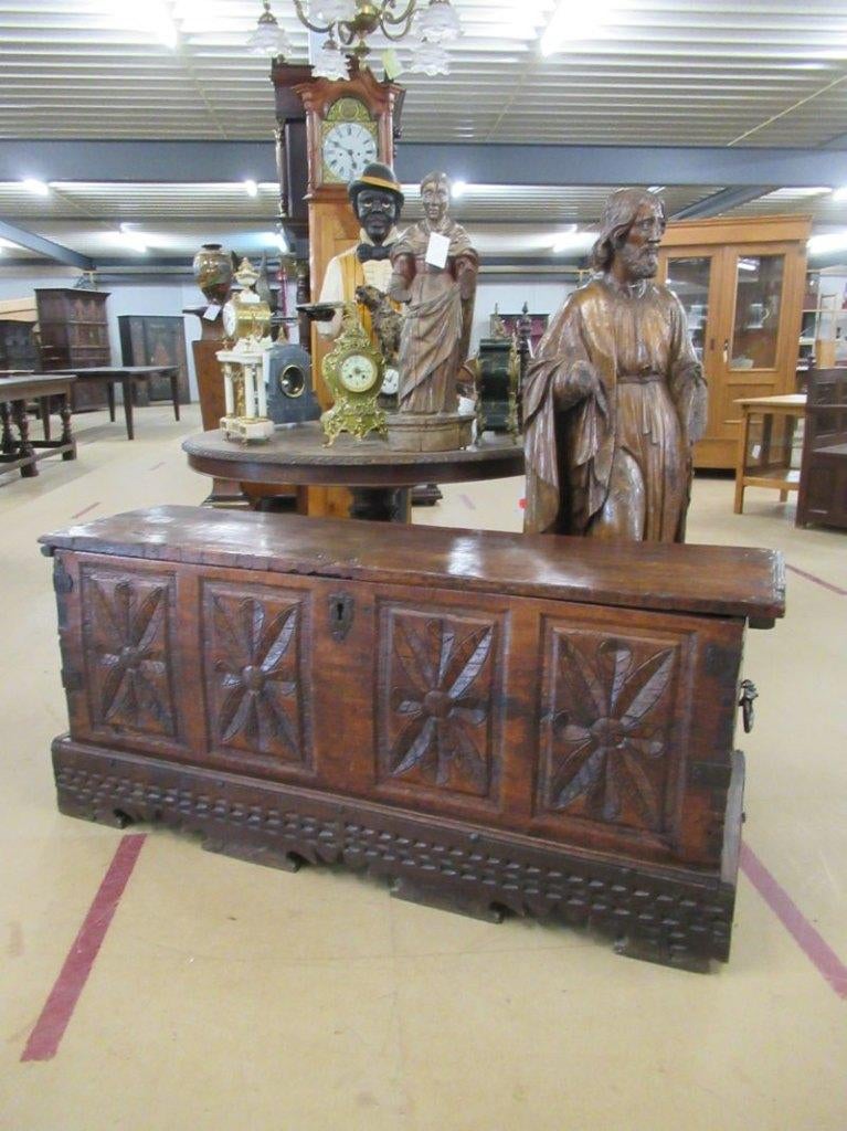 Oer 11708 vroeg 17e eeuwse kastanje houten Spaanse zit kist, Antiek en Kunst, Ophalen