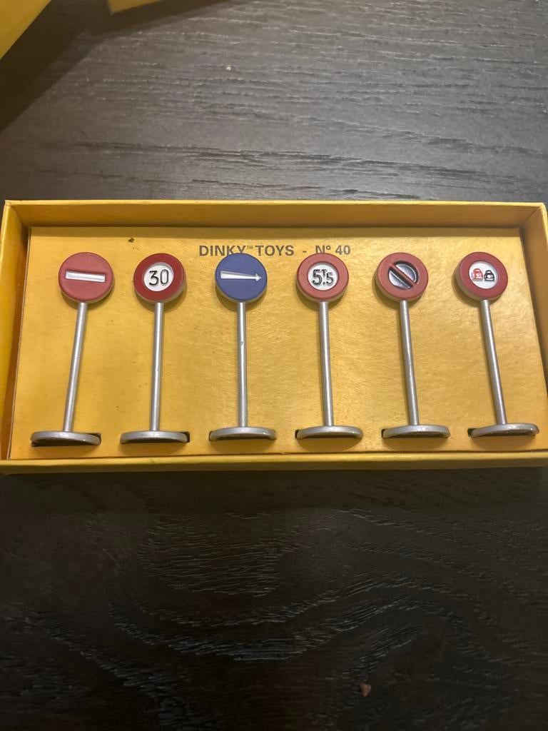 Dinky Toys verkeersborden set No 40, Overige merken, 1:50 of kleiner, Overige typen, Ophalen of Verzenden