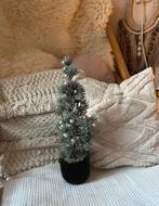 Kleine kerstboom, versierd met kleine zilveren bollen in pot, Ophalen of Verzenden, Zo goed als nieuw