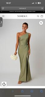 Satijnlook one-shoulder jurk met hoge split maat M, Kleding | Dames, Jurken, Maat 38/40 (M), Verzenden, Nieuw, Onder de knie