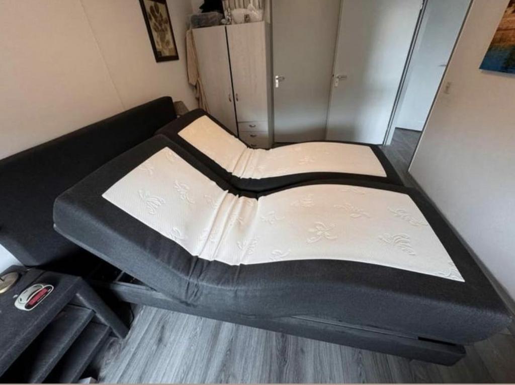 Bezorging is mogelijk 160x210 inzgs elektrisch swss sense, 210 cm, Tweepersoons, Ophalen of Verzenden, Zo goed als nieuw