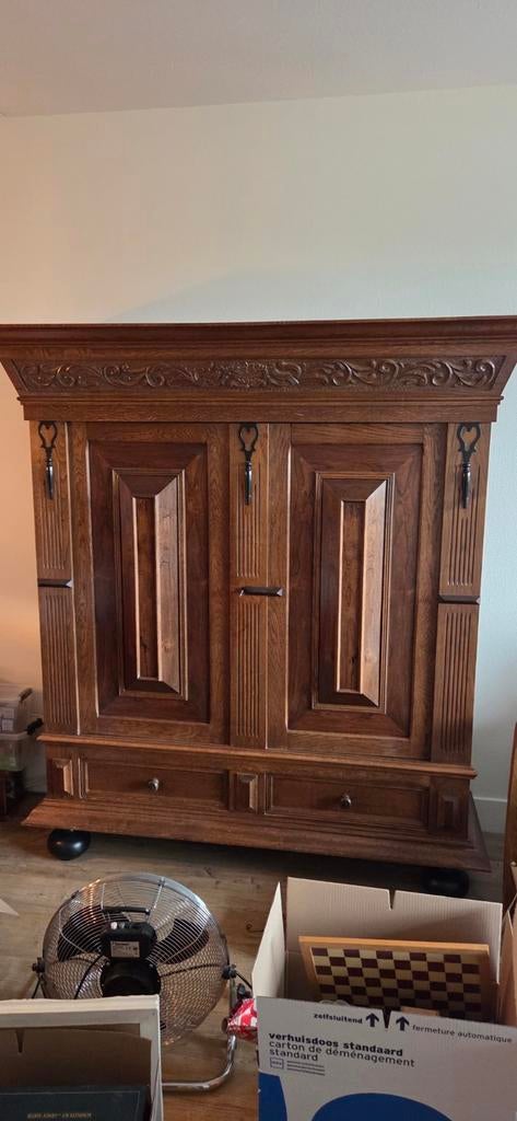 Groenlose kast van massief hout, Ophalen