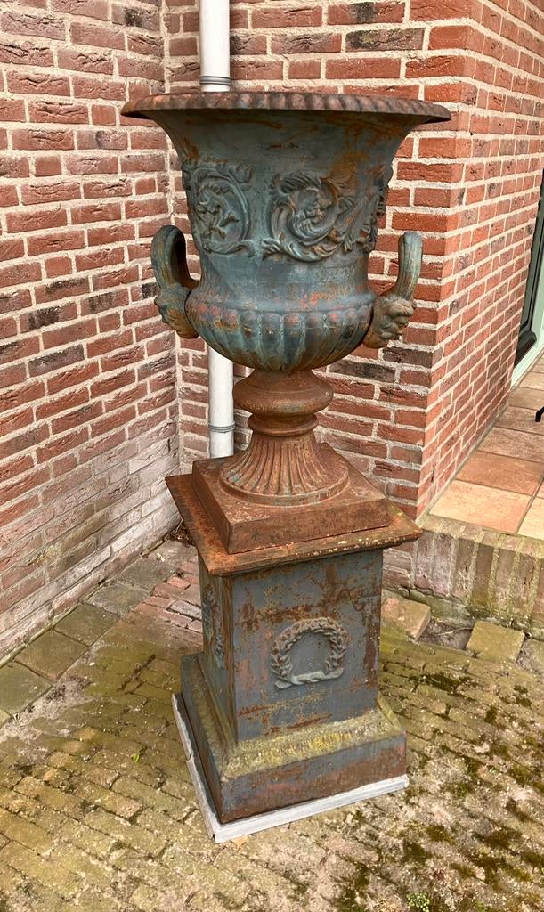 Gietijzeren tuinvaas op sokkel 140 cm hoog, Tuin en Terras, Ophalen, Gebruikt