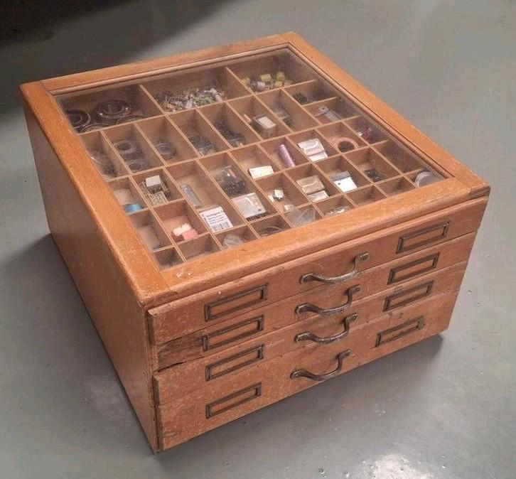 Prym fourniturenkast / houten ladenkastje met vitrine, Antiek en Kunst, Curiosa en Brocante, Ophalen