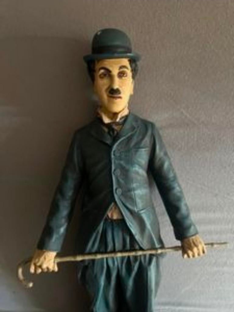 GEZOCHT: beeld van Charlie Chaplin met signatuur Jun Asilo, Verzamelen, Ophalen of Verzenden