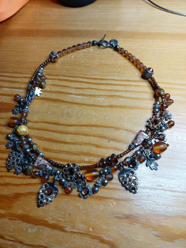 Sari Design ketting met kralen en bladvormige hangers, Ophalen of Verzenden, Zo goed als nieuw, Bruin, Overige materialen