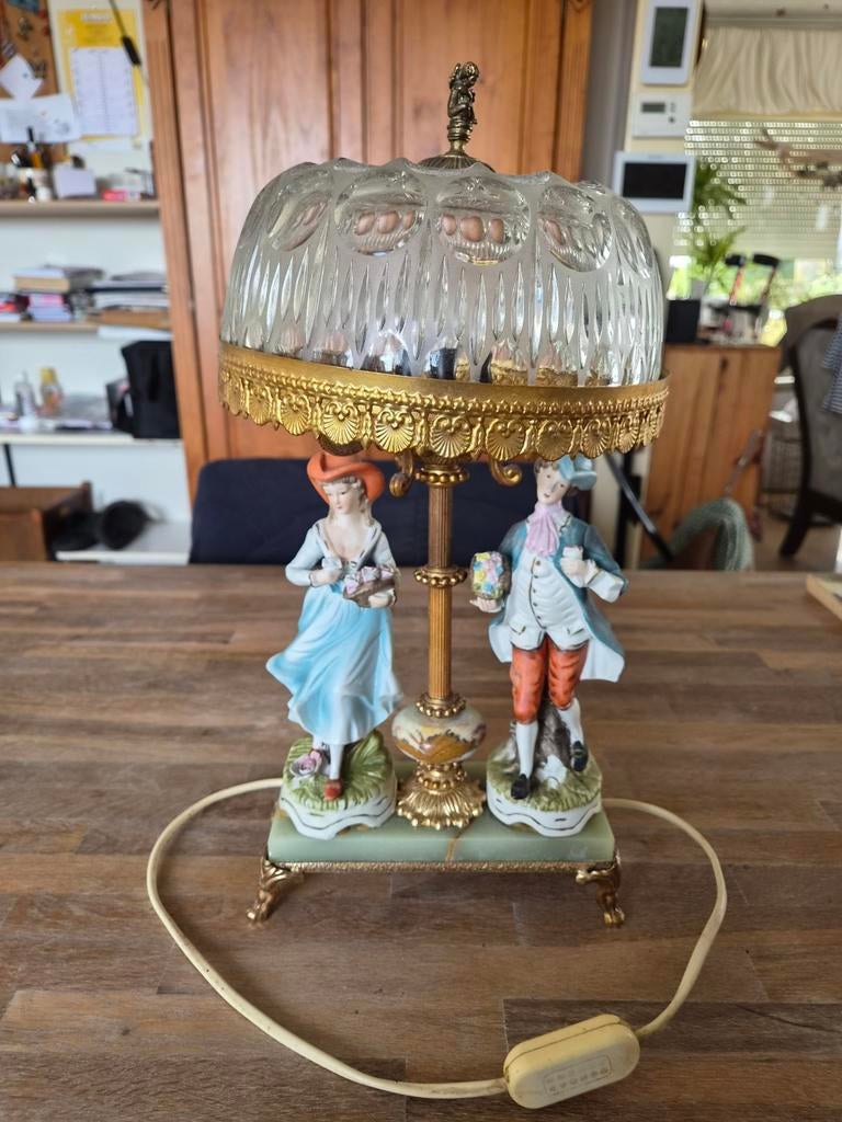 tafellamp met porseleinen figuren en glazen kap, Ophalen of Verzenden