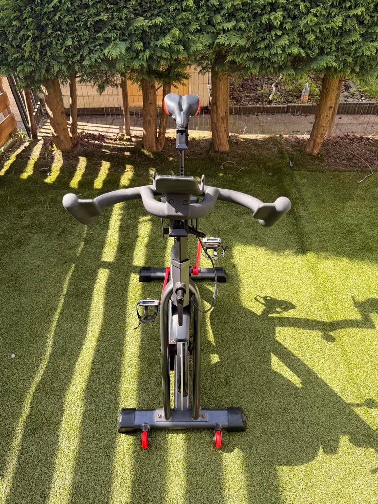 Schwinn IC8 spinningfiets – in prima staat, Sport en Fitness, Ophalen, Spinningfiets, Zo goed als nieuw, Metaal