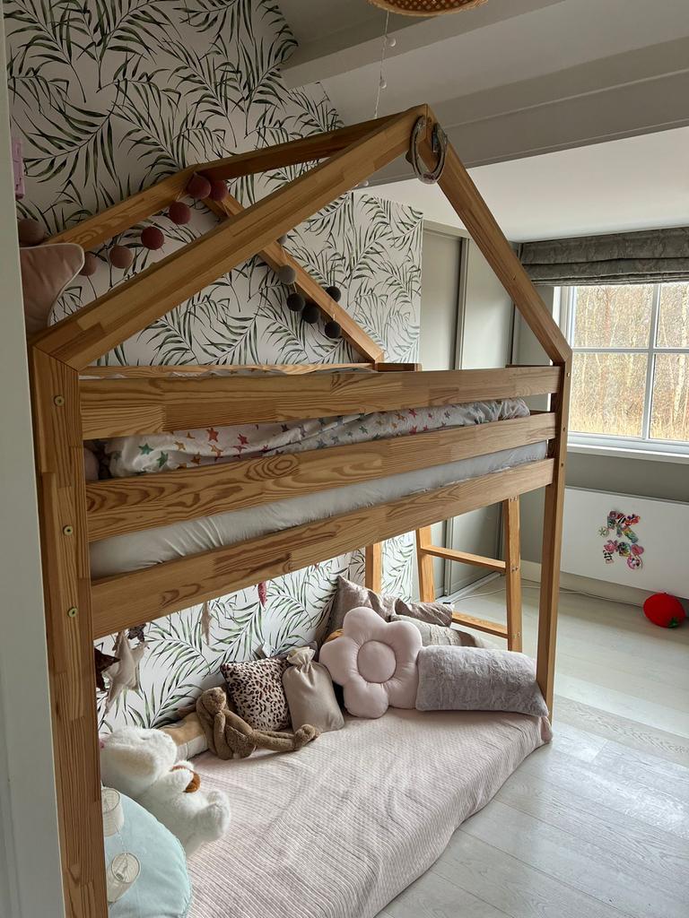 Leuke houten halfhoogslaper met huisframe, Kinderen en Baby's, Kinderkamer | Stapelbedden en Hoogslapers, Ophalen, Gebruikt, Halfhoogslaper