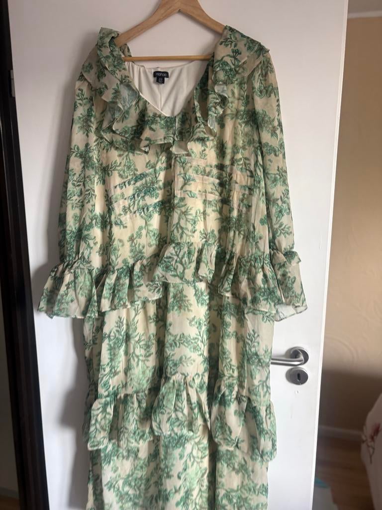 Boohoo maxi jurk met ruches en bladprint, Kleding | Dames, Maat 46/48 (XL) of groter, Ophalen of Verzenden, Zo goed als nieuw