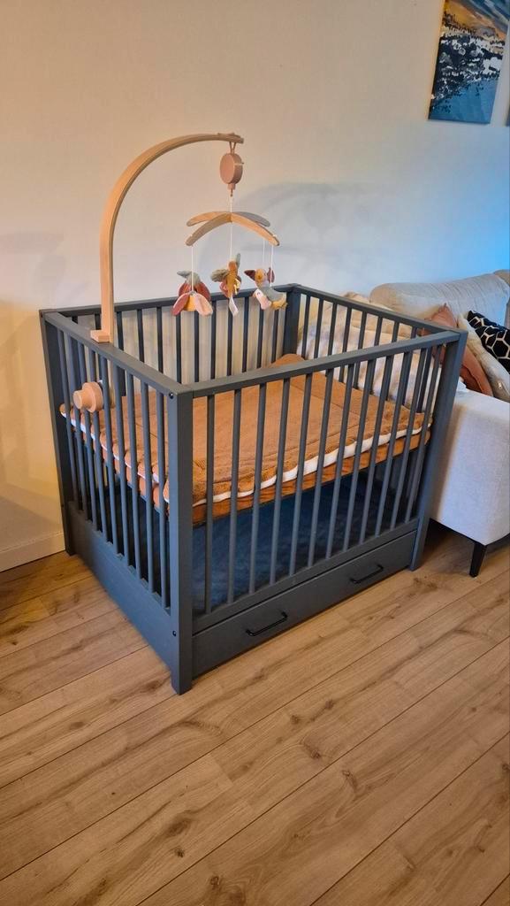 Europe baby Box Robin II met lade - antraciet, Kinderen en Baby's, Boxen, Gebruikt, Boxkleed, Lade, Ophalen