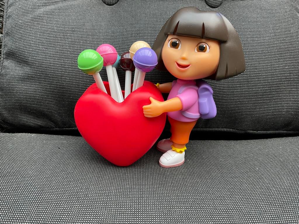 Nieuw zgan Dora poppetje met pennenbakje, zonder inhoud, Ophalen, Overige figuren, Nieuw, Beeldje of Figuurtje