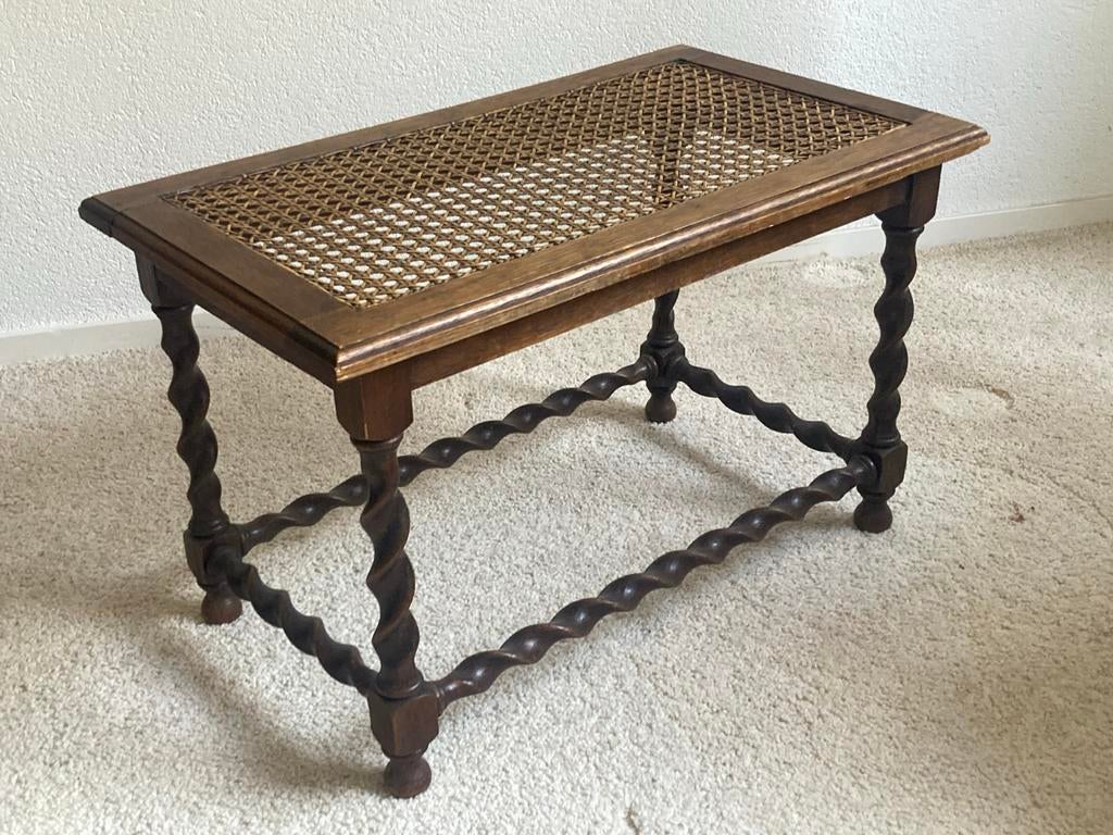 Eikenhouten voetenbank met gedraaide poten en rieten zitting, Huis en Inrichting, Banken | Voetenbanken en Poefen, Minder dan 50 cm