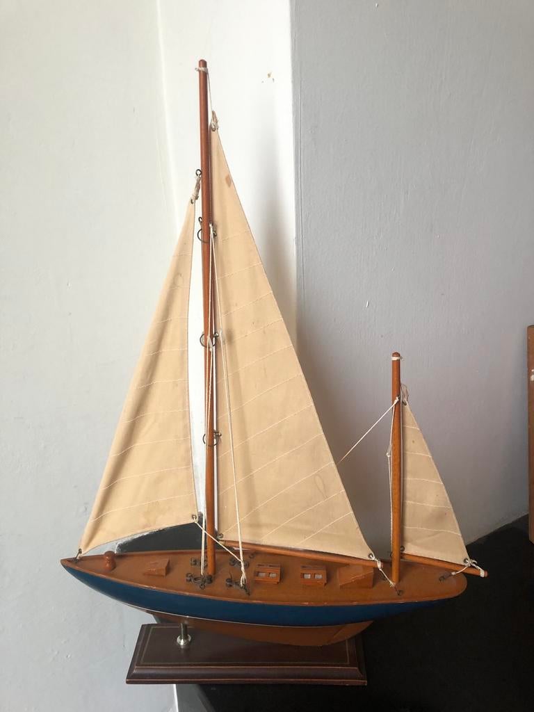 Model zeilboot hout en stof 59 * 43 cm, Hobby en Vrije tijd, Modelbouw | Boten en Schepen, Ophalen, Zo goed als nieuw, 1:32 tot 1:50