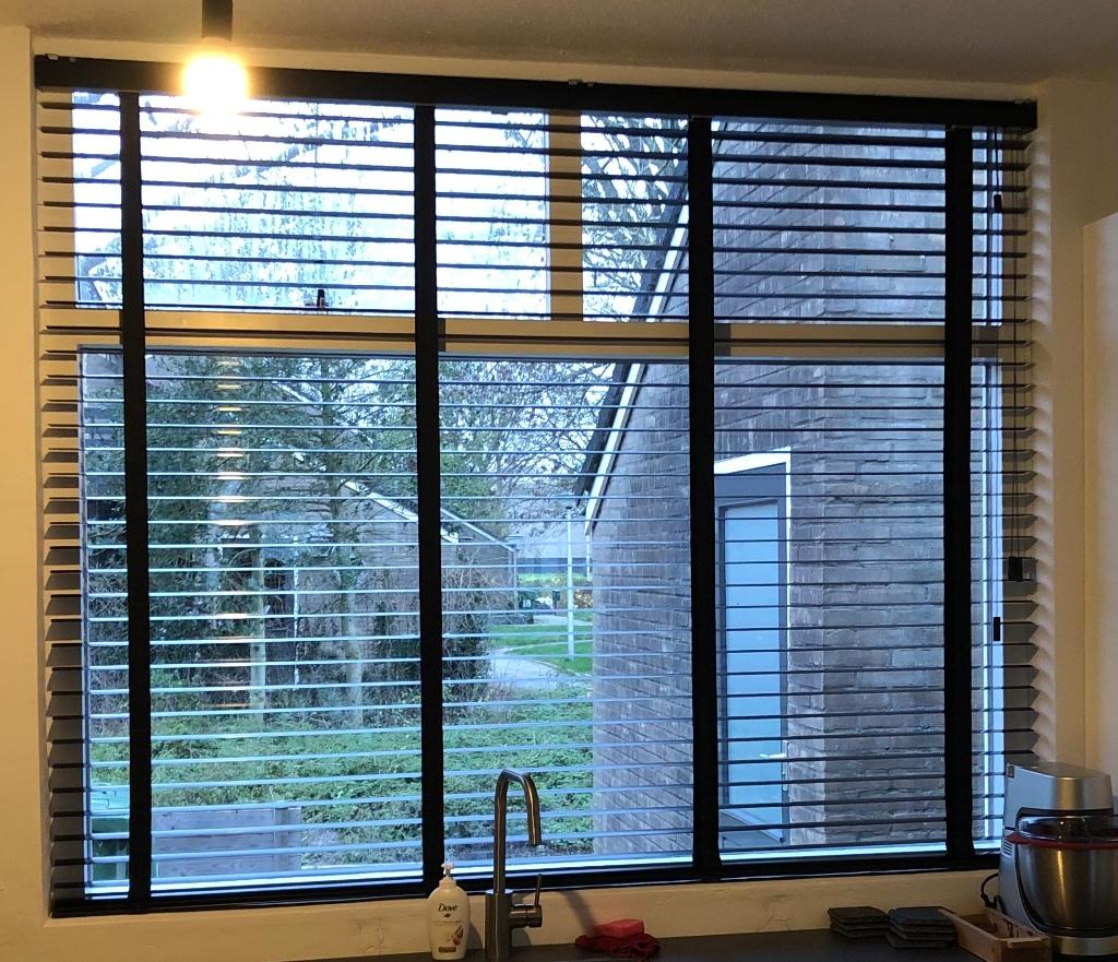 Zwart jaloezie, Ophalen, Zwart, 150 tot 200 cm, Zo goed als nieuw