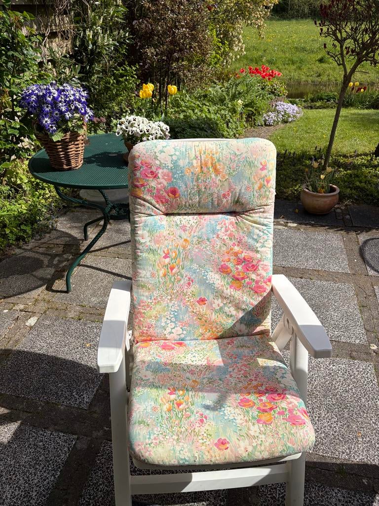 Twee witte tuinstoelen met bijpassende kussens, Ophalen of Verzenden, Gebruikt, Kunststof, Verstelbaar