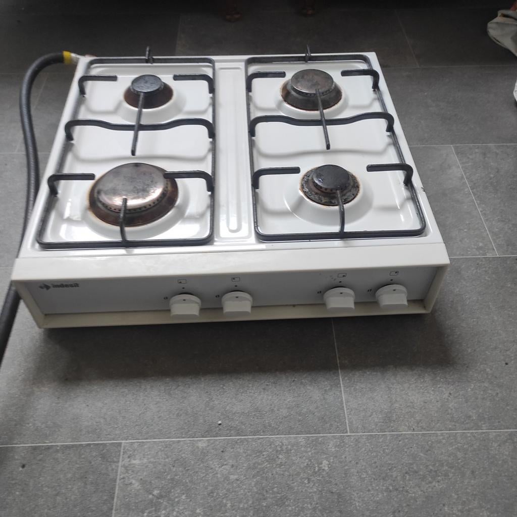 Indesit Vrijstaand Gasfornuis met 4 Kookzones, Witgoed en Apparatuur, Fornuizen, Gebruikt, Gas, Vrijstaand, 4 kookzones